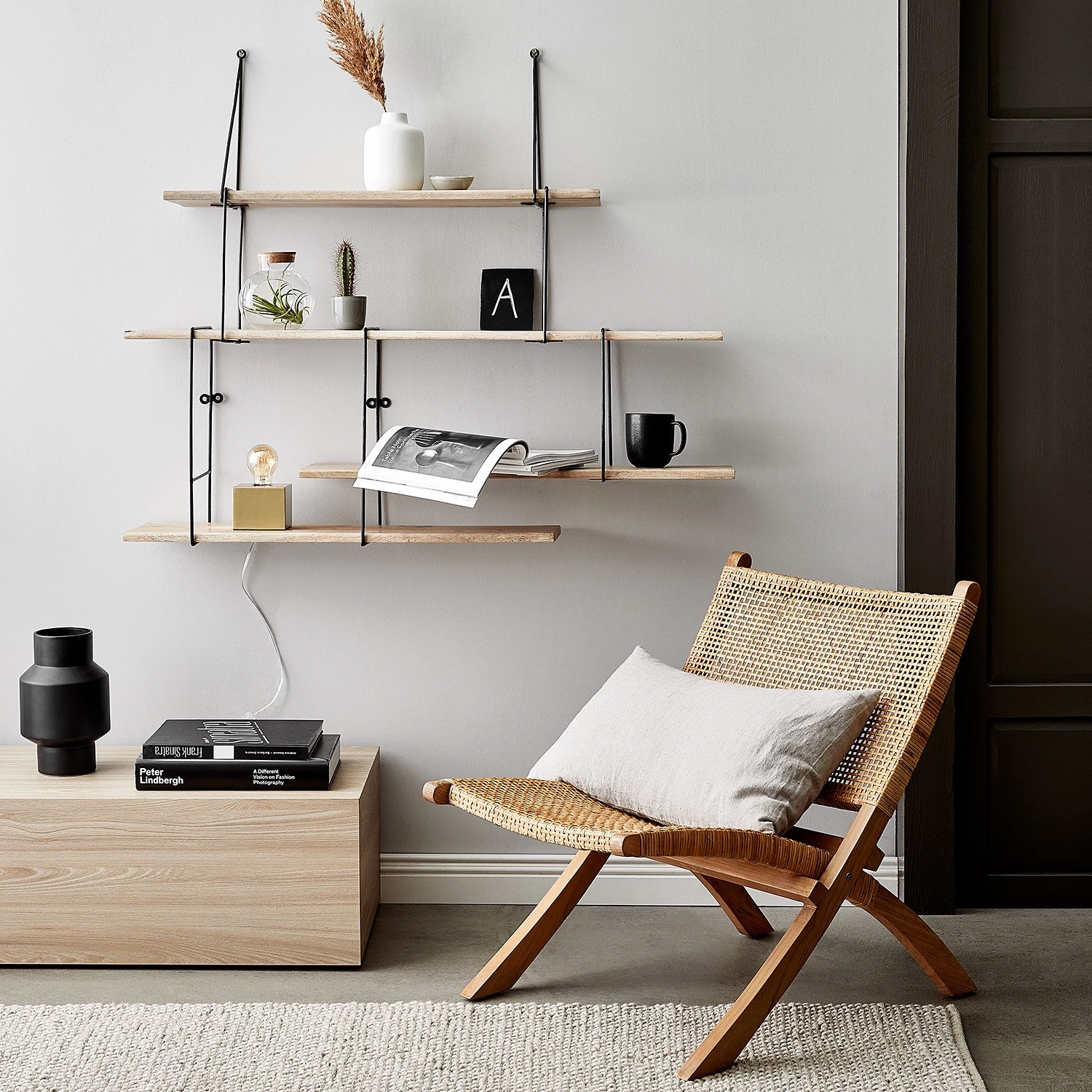 Butlers Étagère murale LIMBO - Chêne massif / Aluminium - Noir / Naturel – Image 2